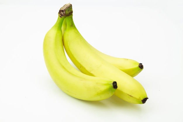 Wiązka świeżych bananów na białym tle