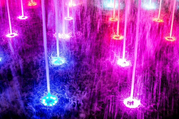 Zdjęcie wibrująca fontanna z pluskiem wody