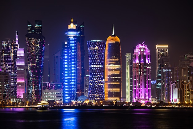 Wibrująca panorama Doha nocą widziana z przeciwnej strony zatoki stolicy nocą.