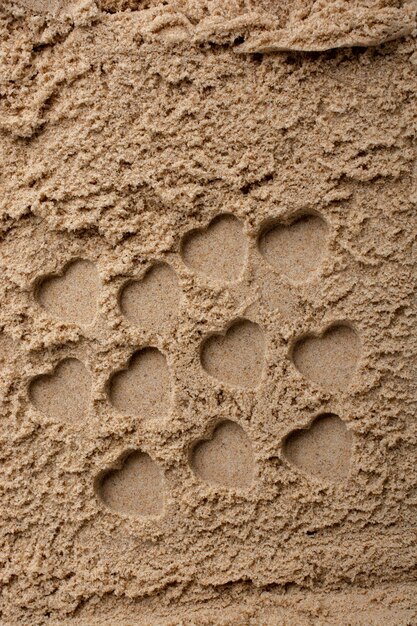 Widać kształty serc na piasku