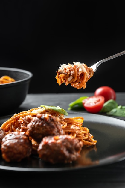 Widelec z tradycyjnym włoskim makaronem z pulpetami i sosem pomidorowym
