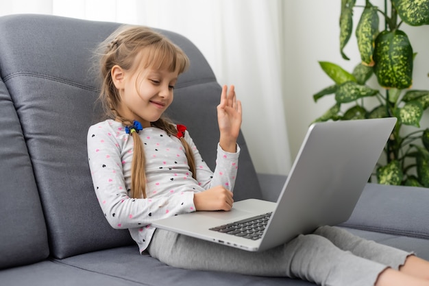 Wideokonferencja z dziewczyną z szczęśliwą nauczycielką na laptopie