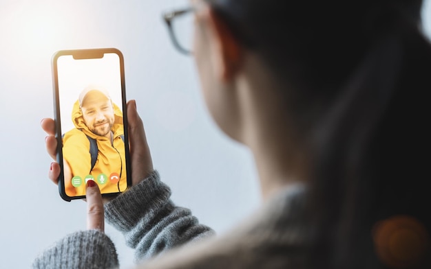 Wideokonferencja Z Przyjacielem Kobieta Korzystająca Z Wideokonferencji Zostań W Domu Kwarantanna Domowa Lub Zapobieganie Zakażeniu Koronawirusem Wirusem Covid19 Kobieta Korzystająca Ze Smartfona