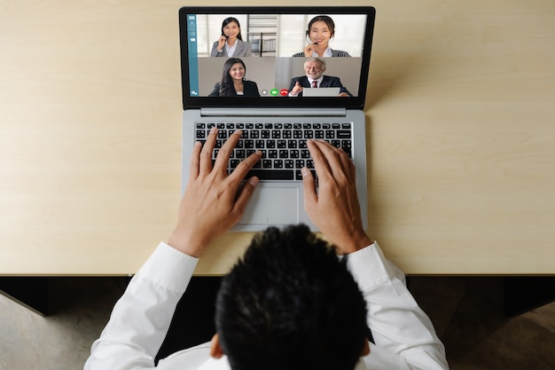 Wideorozmowy z ludźmi biznesu spotykającymi się w wirtualnym miejscu pracy lub zdalnym biurze