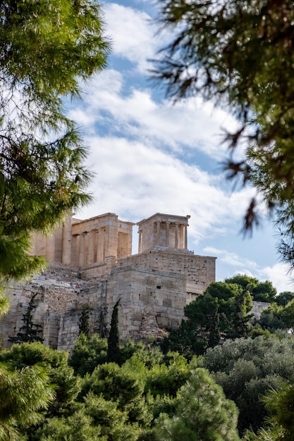 Widok Akropolu w Atenach ze wzgórza Areopagu w Grecji