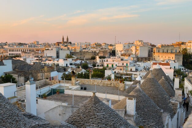 Widok Alberobello z dachami i tarasami trulli, region Apulia, południowe Włochy. Słynny włoski punkt orientacyjny. Typowa wioska