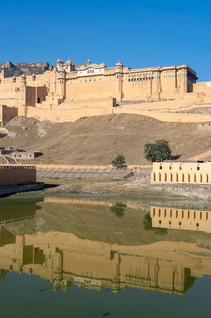 Widok Amber Fort w historycznym mieście Amer, Jaipur, Radżastan, Indie. Słynny cel podróży w Indiach