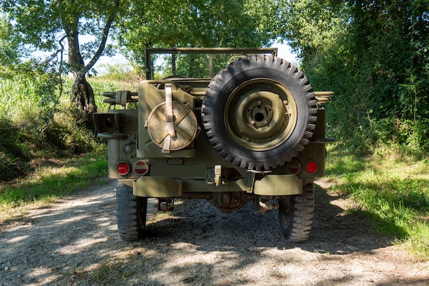 Widok amerykańskiego wojskowego rocznika pojazdu WW2 z tyłu