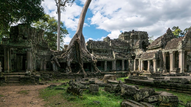 Widok Angkor Wat na tle nieba