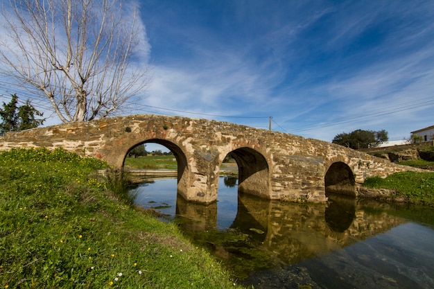 Widok antyczny rzymski most lokalizować w Almodovar, Portugalia.