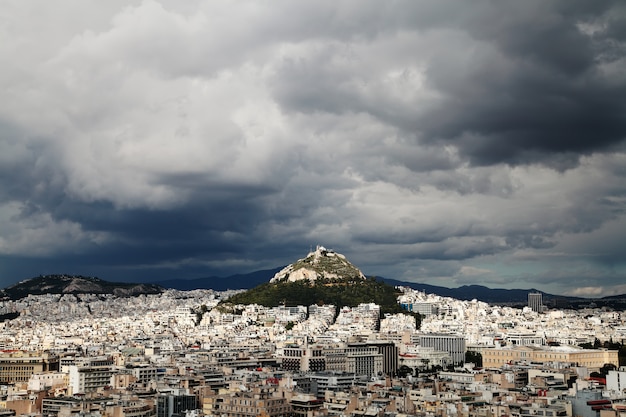 Widok Ateny, Grecja. Widok na Lycabettus. Burzliwe i deszczowe niebo.