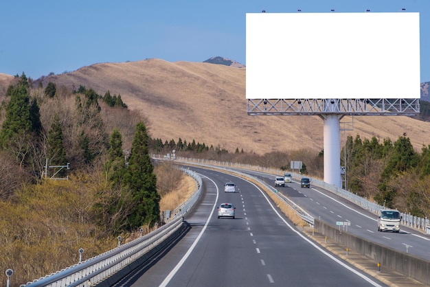 Zdjęcie widok autostrady na tle nieba