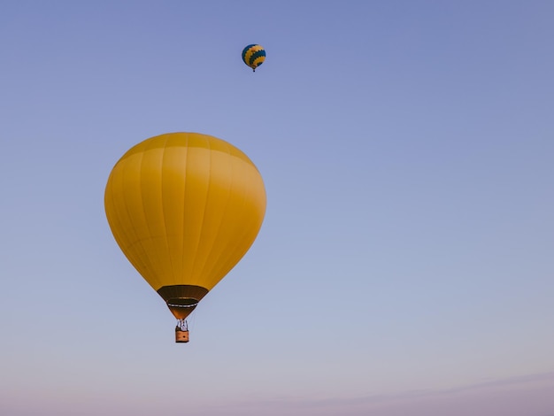Widok balonu z koszem leci na przestrzeni kopii zachodu słońca