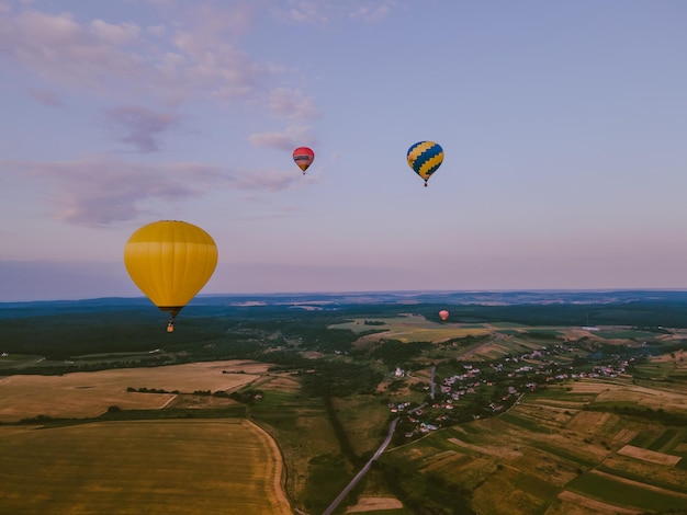 Widok balonu z koszem leci na przestrzeni kopii zachodu słońca