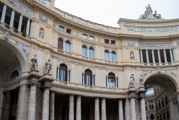 Widok bazyliki San Francesco Di Paola na Piazza del Plebiscito w Neapolu we Włoszech