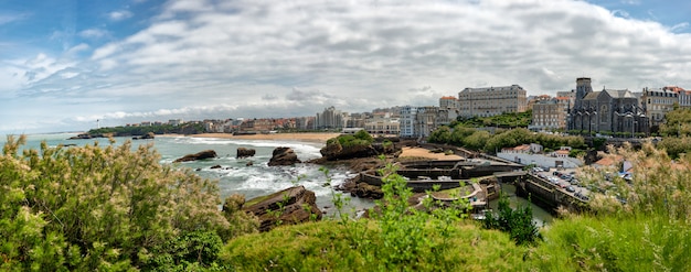 Widok Biarritz miasto Atlantyckim oceanem, Francja