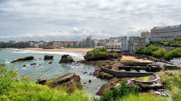 Widok Biarritz plaża Atlantyckim oceanem, Francja