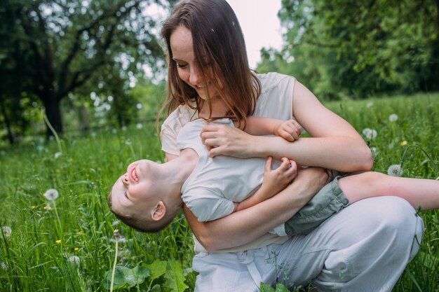 Zdjęcie widok boczny kobiety siedzącej na polu