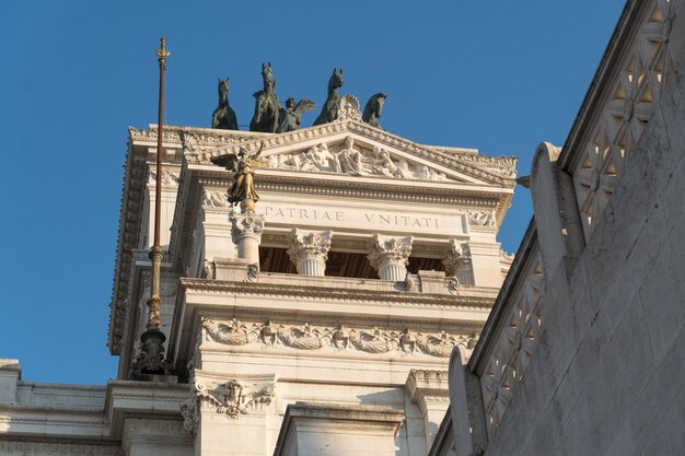 Widok boczny ołtarza ojczyzny z Piazza Venezia Narodowy pomnik Wiktora Emanuela II