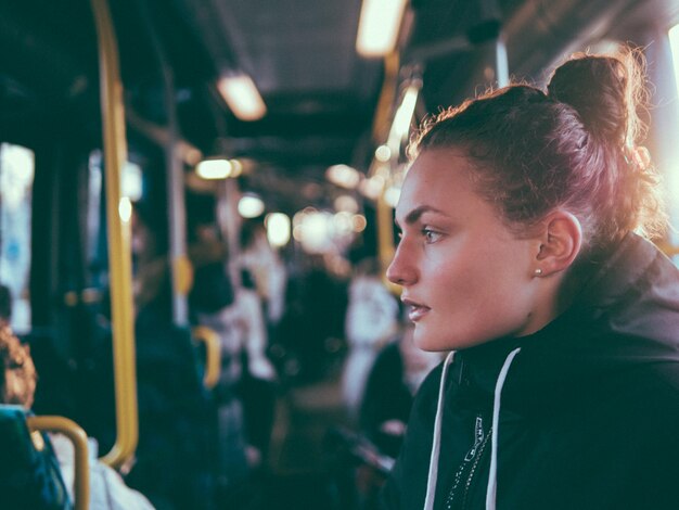 Zdjęcie widok boczny pięknej kobiety z włosami w autobusie