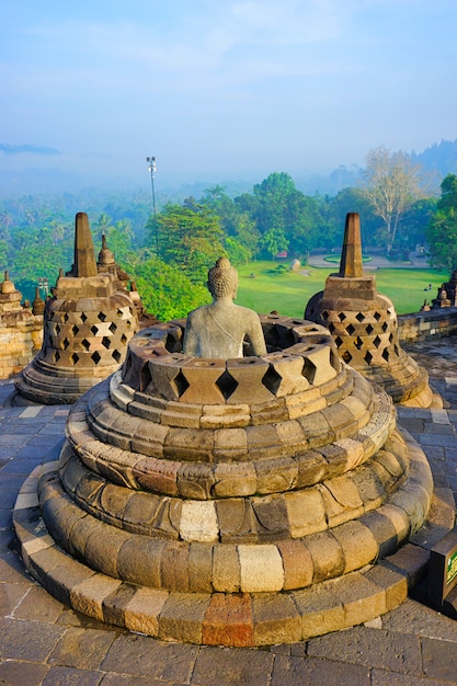 Zdjęcie widok borobudur, największej na świecie świątyni buddyjskiej