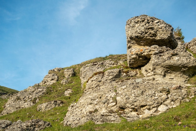 Widok Bucegi góry, Bucegi park narodowy, Rumunia, jasny niebieskie niebo, pogodny letni dzień