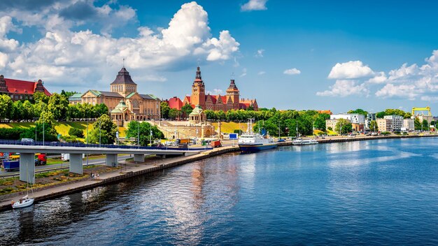 Zdjęcie widok budynków nad rzeką na chmurnym niebie