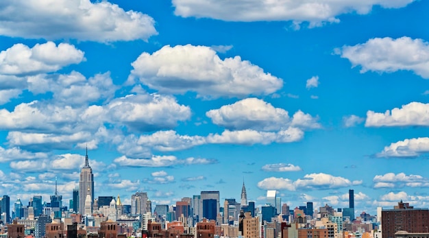 Zdjęcie widok budynków w mieście na chmurnym niebie