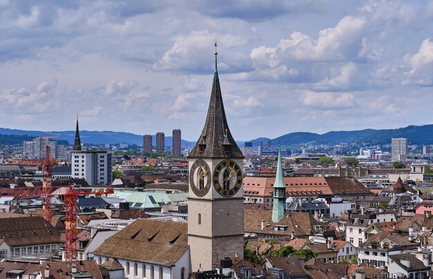 Zdjęcie widok budynków w mieście na chmurnym niebie