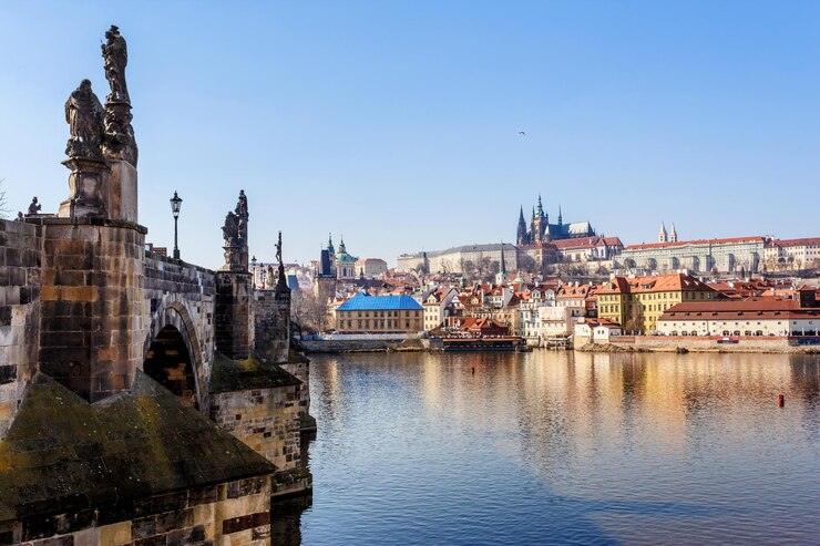Zdjęcie widok budynków w mieście na jasnym niebie