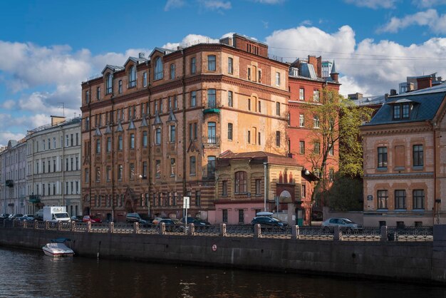 Widok budynku mieszkaniowego na nabrzeżu rzeki Moika w słoneczny dzień w Sankt Petersburgu w Rosji