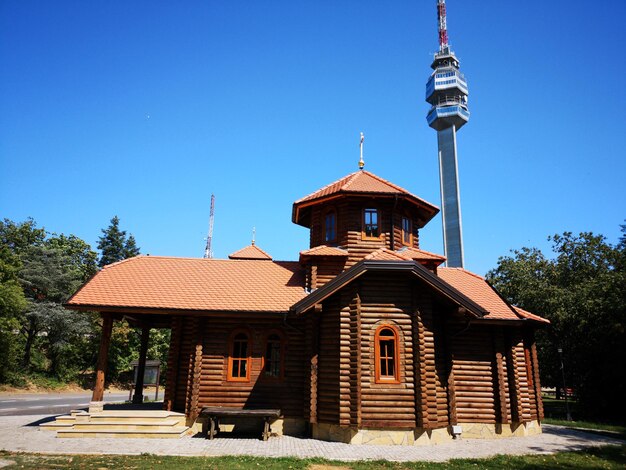 Zdjęcie widok budynku na czyste niebieskie niebo