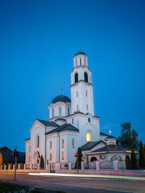 Zdjęcie widok budynku na niebieskim niebie