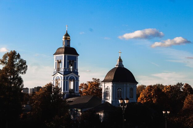 Zdjęcie widok budynku na tle nieba