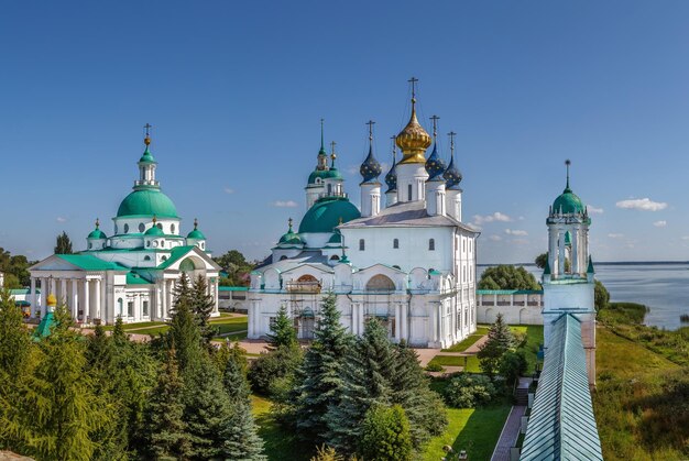 Zdjęcie widok budynku świątyni na tle nieba