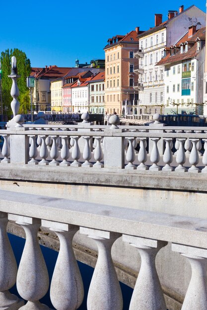 Widok budynku w mieście na czyste niebieskie niebo