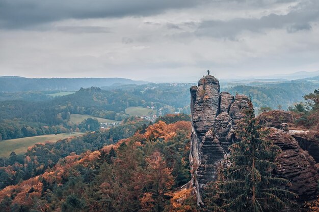 Zdjęcie widok budynku z górą w tle