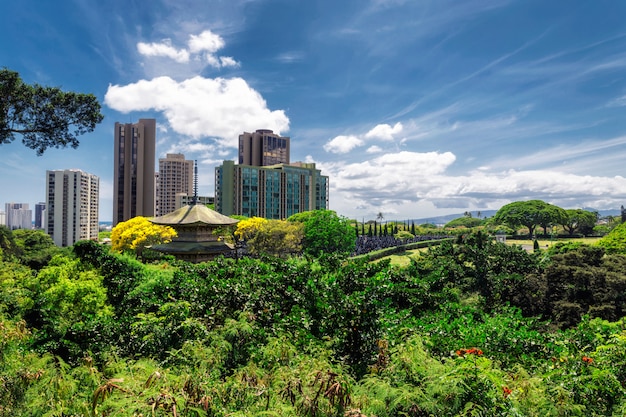 Widok Chińska Pagoda W Honolulu Pomnika Parku I Budynki Biurowi Na Słonecznym Dniu, Hawaje