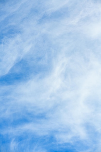 Zdjęcie widok chmur cirrus w niebieskim niebie widok dolny