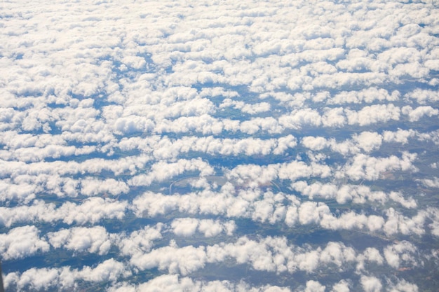 Widok chmur z okna samolotu.