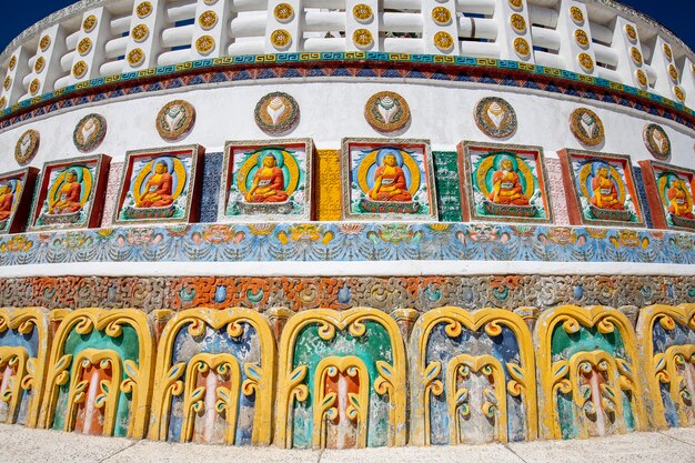 Widok części Tall Shanti Stupa w górskiej miejscowości Leh, Dżammu i Kaszmir, Ladakh, Indie, z bliska