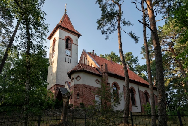 Widok dawnego kościoła ewangelicko-luterańskiego w Raushen, obecnie cerkiew św. Serafina z Sarowa w słoneczny letni dzień Swietłogorsk Obwód Kaliningradzki Rosja