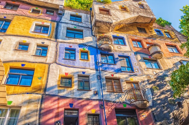 Widok domu Hundertwassera w Wiedniu w Austrii