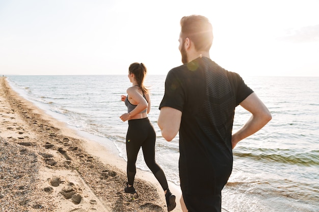 Widok dopasowanie młoda para razem jogging z tyłu