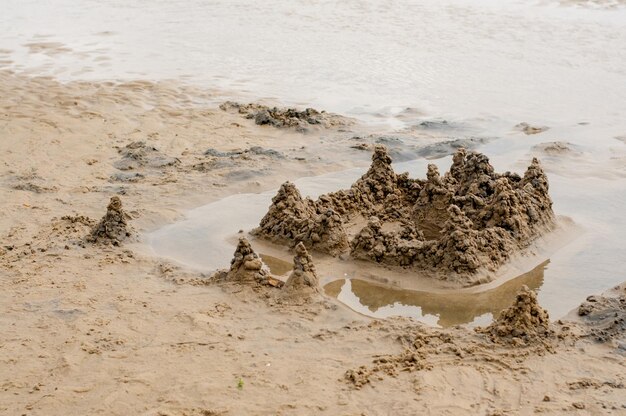 Zdjęcie widok drewna pływającego na plaży pod wysokim kątem