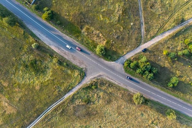 widok drogi asfaltowej z góry strzelanie z drona