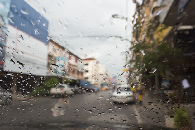 Widok Drogi Przez Okno Samochodu Z Kroplami Deszczu