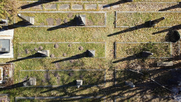 Widok drona Arial nad starym cmentarzem z nagrobkami nagrobki strzałkami