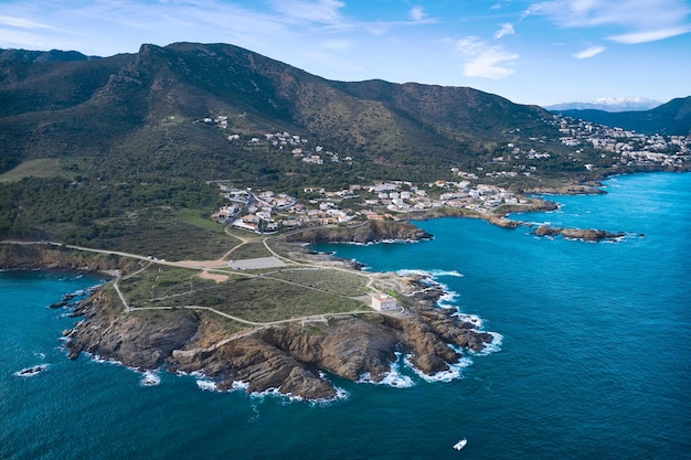 Widok drona na latarnię far de sarnella port de la selva