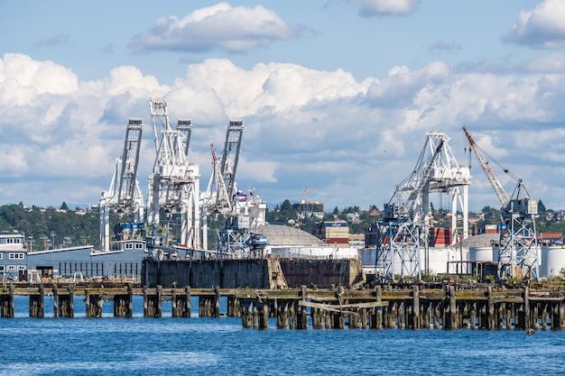 Widok dźwigów wzdłuż doków w porcie w Seattle